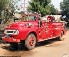 Пожарная машина используется в Бирме